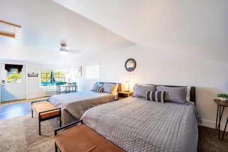 Fife Lake Lodge Отели в г. Файф Лейк