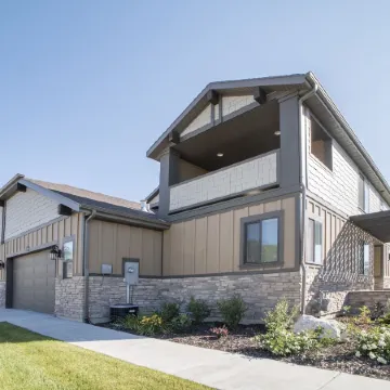 Family Vacation~Crater Hot Spring, Tubing & Ice Skating~Kanton 3 Bedroom Apts by RedAwning