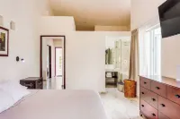 Serene Stay Pool Spa Tub and Bikes