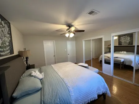 warm and sweet apartment Отели рядом с достопримечательностью «Мета Хедквотерс»