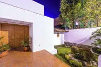 Casa la Palma Full Service Scape -Whit Chef and Staff