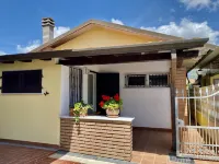 The hidden cottage: delightful vacation home just minutes from the sea Bagno Palmo Mare附近的飯店