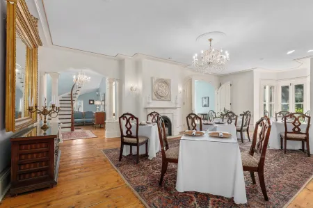 Manoir Sweetsburg Отели в г. Сютон