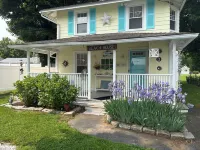 Beautiful old style beach cottage Walk to beach/ restaurants Center of town