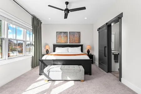 Upscale 3-Story Townhome Near Airport, Downtown Atlanta & Studios