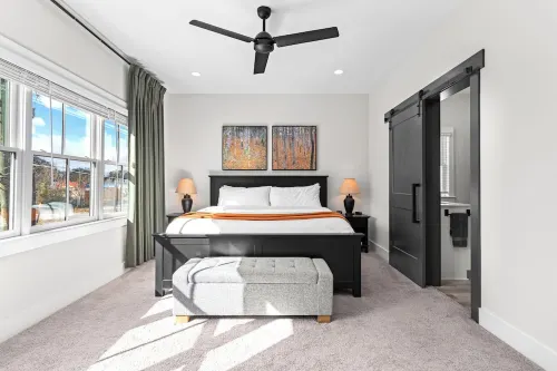 Upscale 3-Story Townhome Near Airport, Downtown Atlanta & Studios