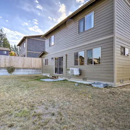 Pet-Friendly Poulsbo Abode w/ Mountain Views!