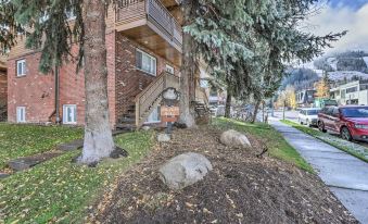 Aspen Condo w/ Mountain Views & Ski Access!