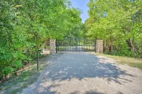 Bright Davis Escape w/ Screened-in Porch! - 3-Star