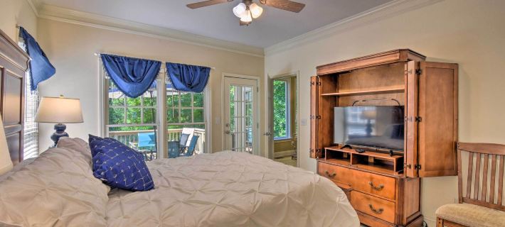 Big Canoe Retreat w/ Deck & Golf Course Views Hotéis em Pickens County