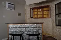 Cozy 4-bedroom house in wonderful San Antonio with WiFi, AC, and pet friendly. Hotels in Leon Valley