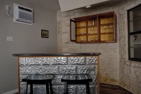 Cozy 4-bedroom house in wonderful San Antonio with WiFi, AC, and pet friendly. Отели в г. Леон Вэлли