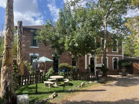 Cliff House Lodge B&B Отели рядом с достопримечательностью «Маунт Голиат Нэчурал Арея»