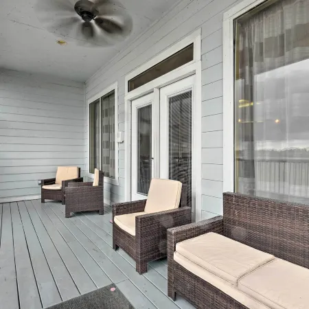 Waterfront Lake Conroe Getaway w/ Multiple Decks! Hoteles en Conroe