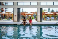 Naturally Pacific Resort - piscina