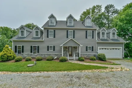 5 BR Lakefront Getaway + Fire Pit + Lake Views