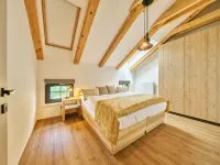 Luxury Mountain Attic with AC & Netflix
