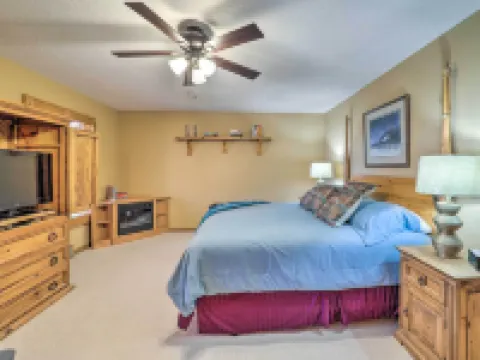Mtn-View Cabin w/ Deck, 2 Mi to Beech Mtn Slopes! Hotels in Beech Mountain