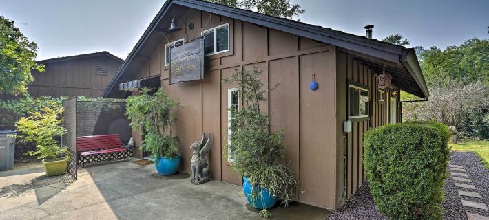 Private Modern Entertainment Getaway Hotel di Redding