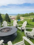 Spacious 5-bedroom house with room for 3 families & pups, in charming Ashtabula - Wifi