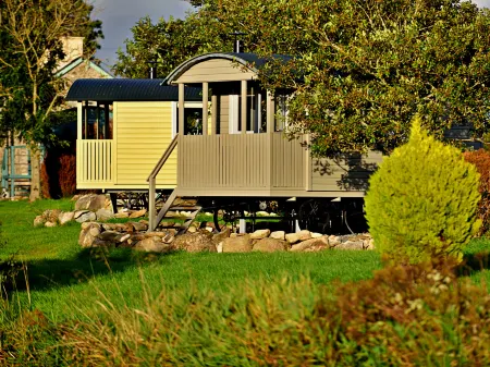 'Elen' Gypsy Hut Отели в г. Лланнор