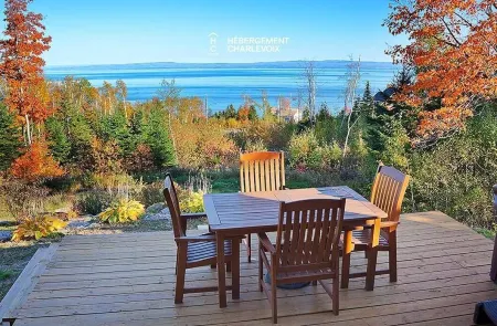 Petite Rivière Saint François cottage with river view and spa! Отели в г. Шарлевуа