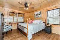 Peaceful 3BR Cabin Retreat w/Hot Tub-Near Wineries, Geneva-on-the-Lake & Spire