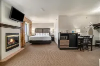 Days Inn & Suites by Wyndham Traverse City - parking