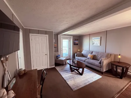 Coastal Living in the heart of St. Ignace.