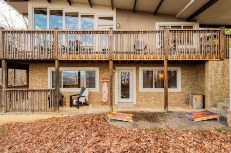 Chestnut by AvantStay Mountain Cabin w Treetop Views Hot Tub Game Room Отели рядом с достопримечательностью «Little Mountain Church Village»