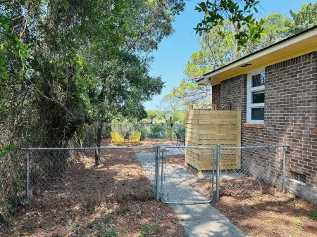 SunsetShack Folly Beach House on Pond --PET FRIENDLY--1 Block to beach Отели рядом с достопримечательностью «Фоли Бич»