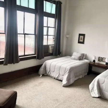 4 BD 2 BA Penthouse Historic Uptown Butte W/ Views