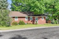 Charming Wolcott Cottage w/ Fire Pit & Mini Dock - Alojamientos