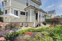 Grand Renovated Victorian - Great Location Just Blocks from Beach and Downtown Отели в г. 