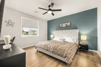 Charming 3-bedroom townhome with a backyard, WiFi and AC in delightful Plover WI