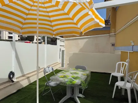 Center studio air-conditioned large terrace small sea view 300m port, beach, stores Отели в г. Бандоль