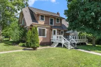 4 Beds, 4 bathrooms! 1 block to town shops, bars, bowling, canoeing, and parks!