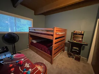 3 story, 3 bedroom, 3 bath cabin with hiking, dining and shopping nearby! Hotels near Rim of the World Hwy