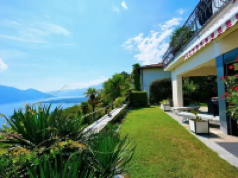 Magnificent villa with indoor pool and prime lake view location Hotels in Minusio