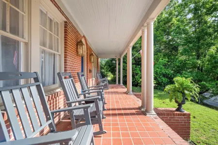 Stylish 3BR Retreat w Porch and garden Отели в г. Колумбус