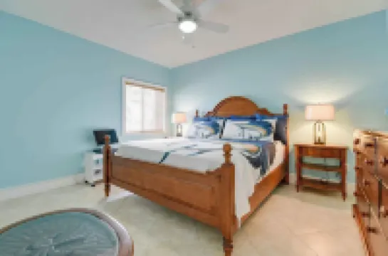 Waterfront Key Colony Beach, Pet-Friendly, Pool, Hot Tub, Deepwater 150 ft Dock Hotels in Key Colony Beach