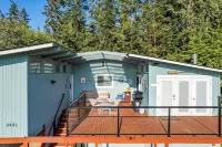 Wolf Beach Cottage by AvantStay Harbor Views Hotels in Langley