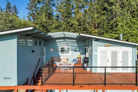 Wolf Beach Cottage by AvantStay Harbor Views