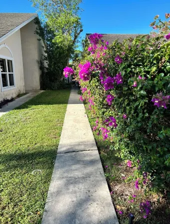 Modern Luxury Villa w/ Heated pool & patio  -6 min from WEF