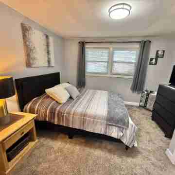 Charming 3-bedroom house with WiFi, AC in lovely Green Bay- close to Lambeau Rooms