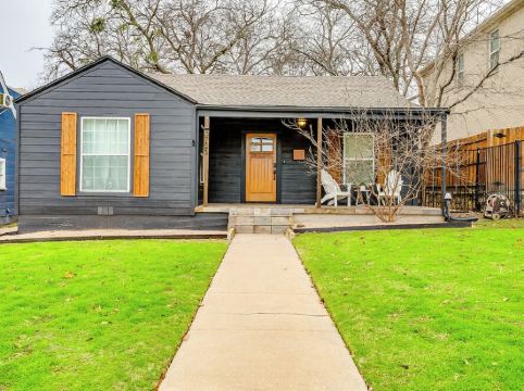Charming 2-Bed in Fort Worth w WiFi, AC, King Bed, Walk to Dickies & Will Rogers
