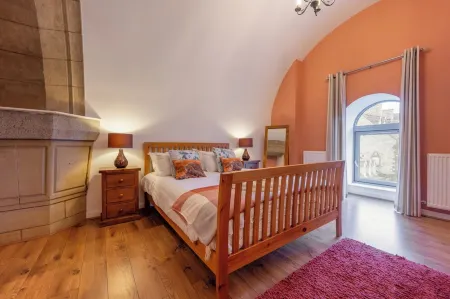 Luxury 2 Bedroom Self Catering Apartment in Historic Abbey On Loch Ness AC25 Отели рядом с достопримечательностью «Северо-Шотландское нагорье»