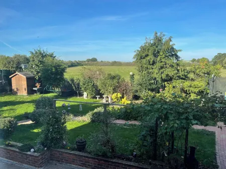 Peaceful gated retreat with a beautiful garden minutes from Ascot and Windsor.