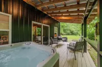 Nature’s Nest Hot Tub • Fire Pit • Deck Views • Near Old Man’s Cave