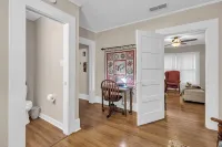 100yr home with peaceful 1940s vibe and modern amenities in historic downtown. 미네올라 호텔